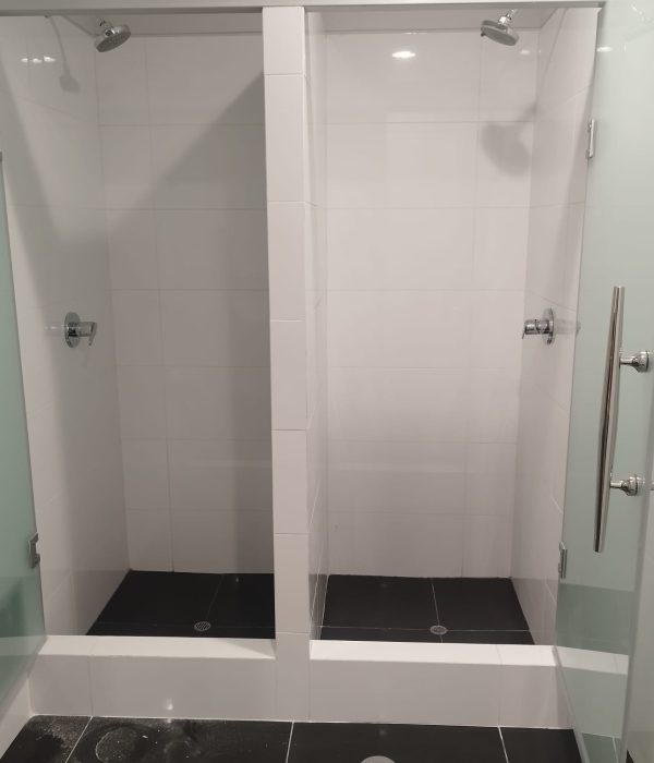Duchas y llaves baño varones sector B piso 1